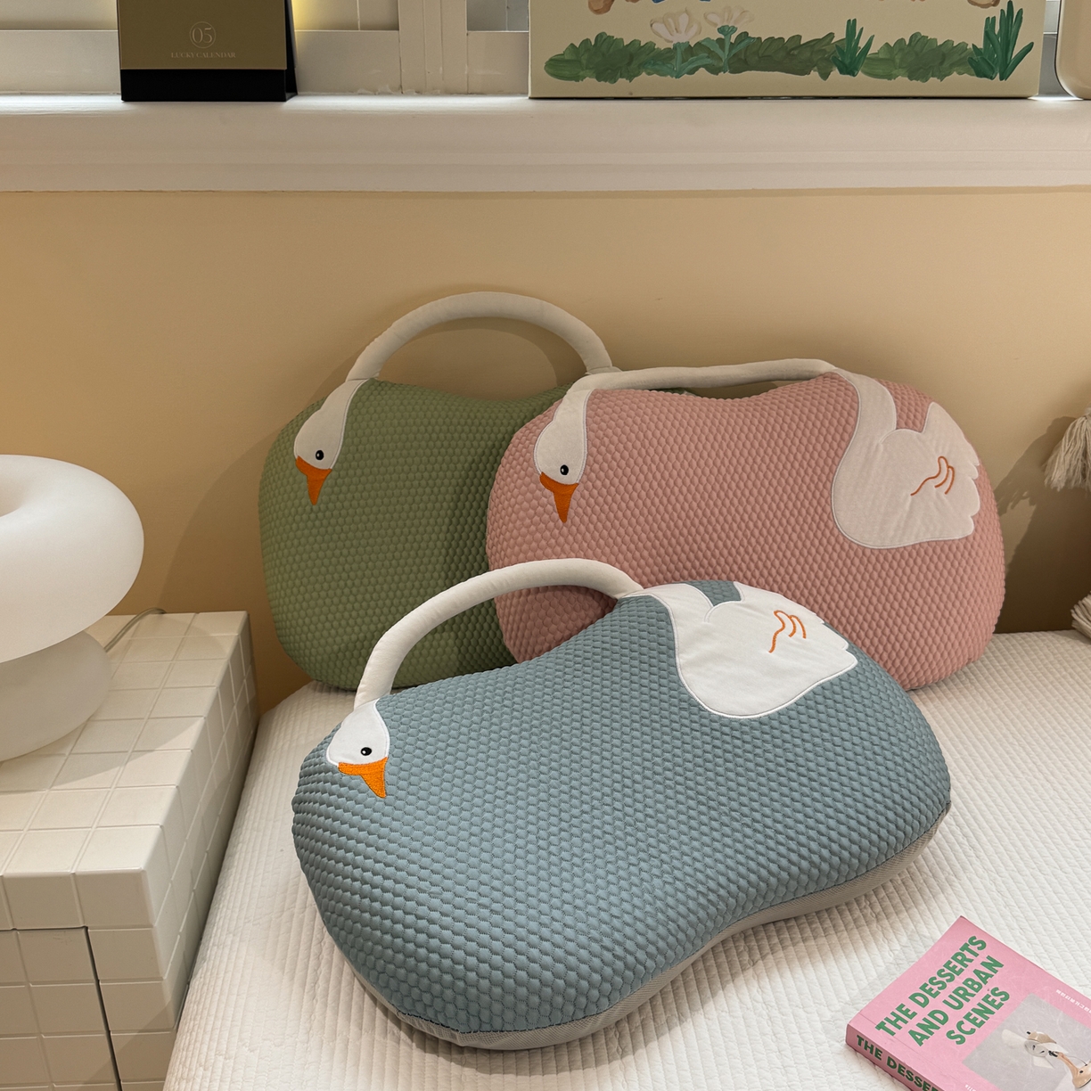 91家纺网 家纺一手货源 找家纺 诺可 2025新款凉感凉豆豆记忆枕猫肚枕枕头枕芯-手提冰大鹅 组合