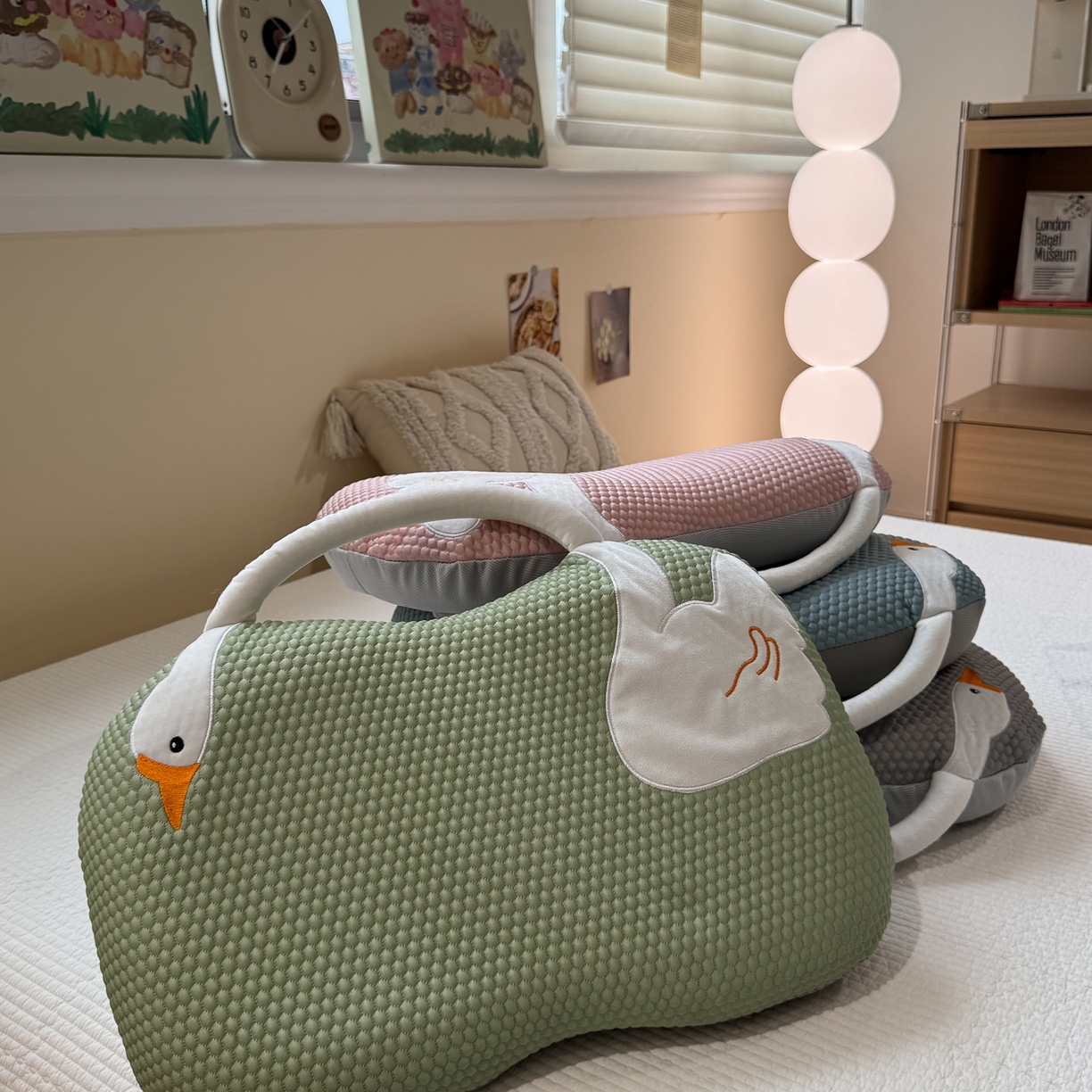 91家纺网 家纺一手货源 找家纺 诺可 2025新款凉感凉豆豆记忆枕猫肚枕枕头枕芯-手提冰大鹅 组合