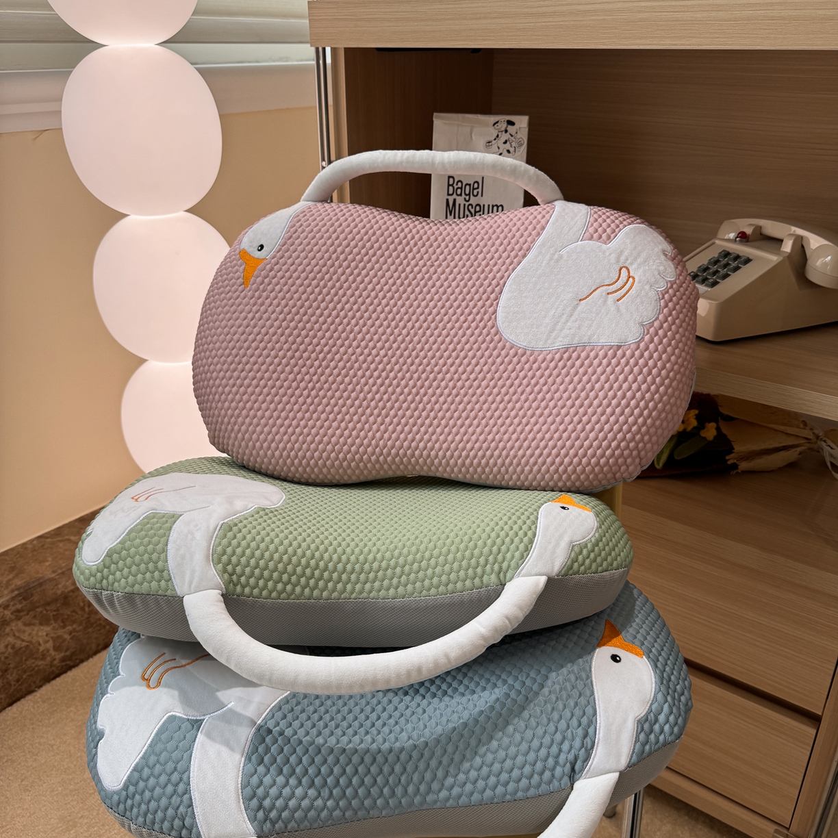 91家纺网 家纺一手货源 找家纺 诺可 2025新款凉感凉豆豆记忆枕猫肚枕枕头枕芯-手提冰大鹅 组合