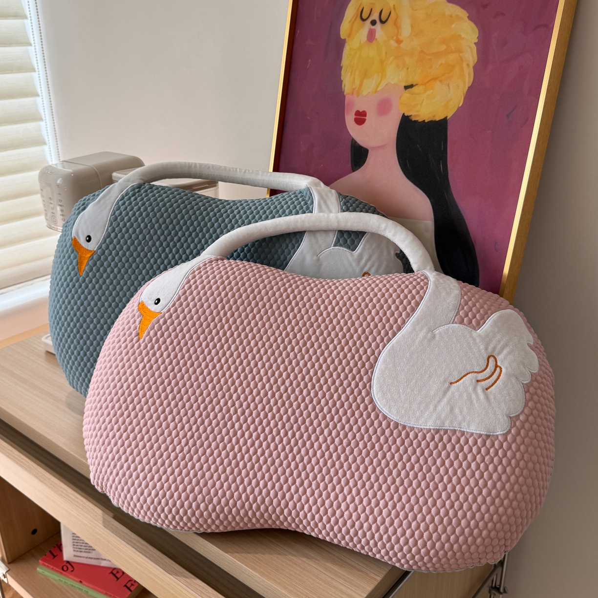 91家纺网 家纺一手货源 找家纺 诺可 2025新款凉感凉豆豆记忆枕猫肚枕枕头枕芯-手提冰大鹅 组合