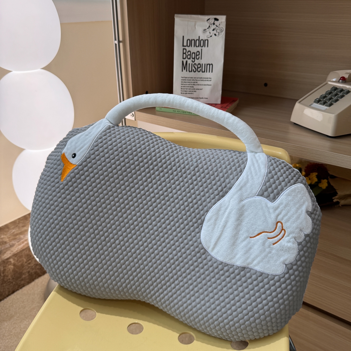 91家纺网 家纺一手货源 找家纺 诺可 2025新款凉感凉豆豆记忆枕猫肚枕枕头枕芯-手提冰大鹅 灰色