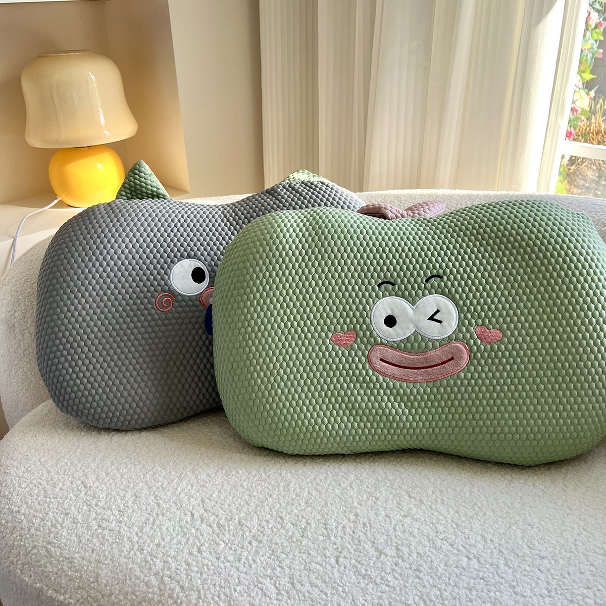 91家纺网 家纺一手货源 找家纺 诺可 2025新款凉感凉豆豆记忆枕猫肚枕枕头枕芯-小怪兽 绿色