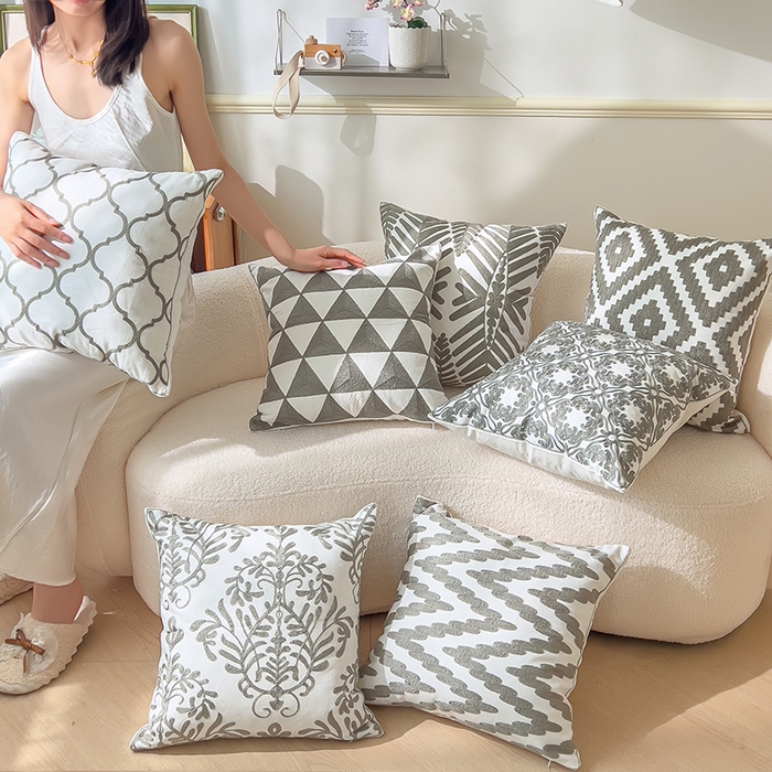 91家纺网 家纺一手货源 找家纺 诺可 2025新款全棉毛巾绣抱枕外贸跨境电商直播纯色几何系列-灰色 模特图