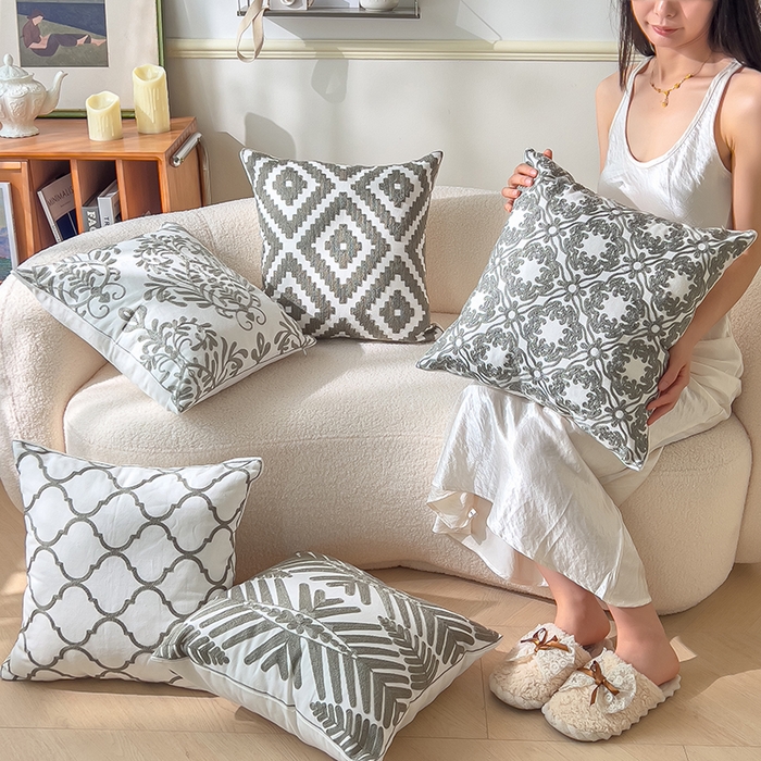 91家纺网 家纺一手货源 找家纺 诺可 2025新款全棉毛巾绣抱枕外贸跨境电商直播纯色几何系列-灰色 模特图