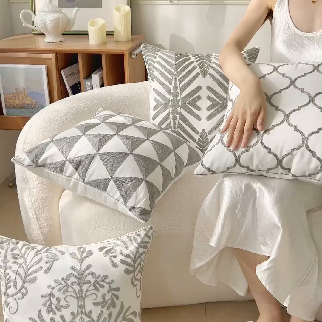91家纺网 家纺一手货源 找家纺 诺可 2025新款全棉毛巾绣抱枕外贸跨境电商直播纯色几何系列-灰色 模特图