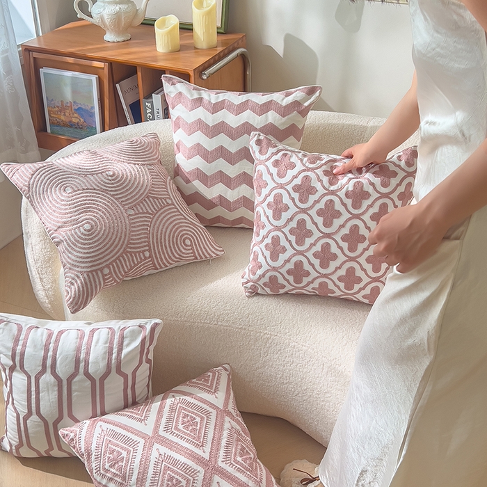 91家纺网 家纺一手货源 找家纺 诺可 2025新款全棉抱枕外贸跨境电商直播纯色几何系列-粉色 模特图仅供参考