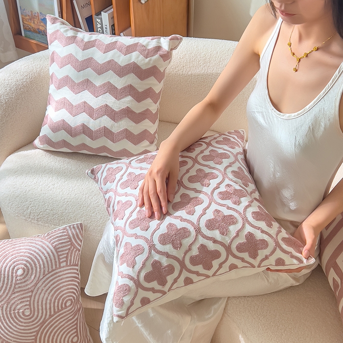 91家纺网 家纺一手货源 找家纺 诺可 2025新款全棉抱枕外贸跨境电商直播纯色几何系列-粉色 模特图仅供参考