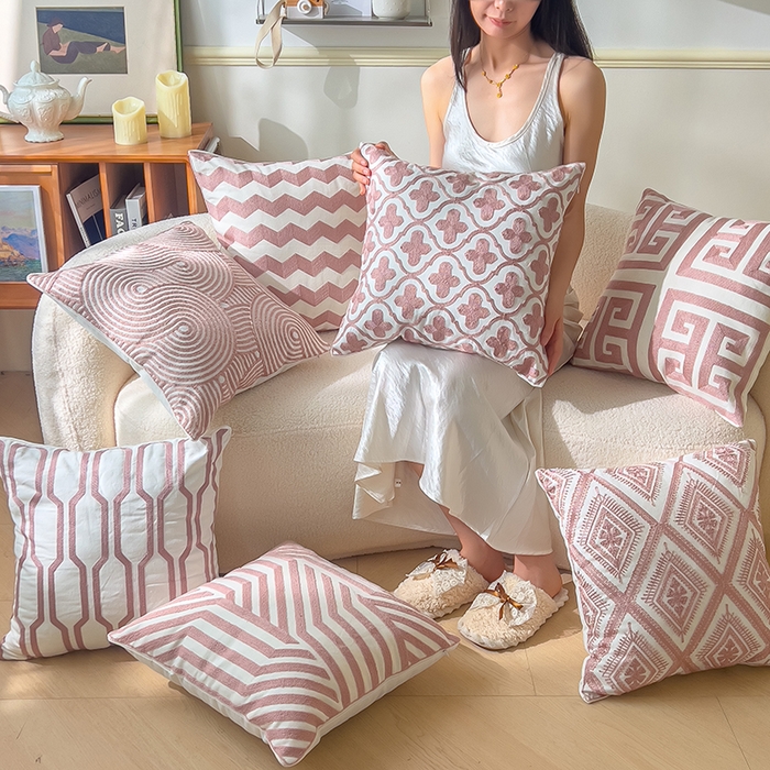 91家纺网 家纺一手货源 找家纺 诺可 2025新款全棉抱枕外贸跨境电商直播纯色几何系列-粉色 模特图仅供参考