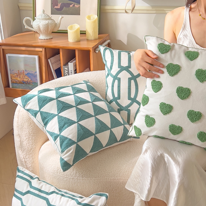 91家纺网 家纺一手货源 找家纺 诺可 2025新款全棉毛巾绣抱枕外贸跨境电商直播纯色几何系列-绿色 模特图