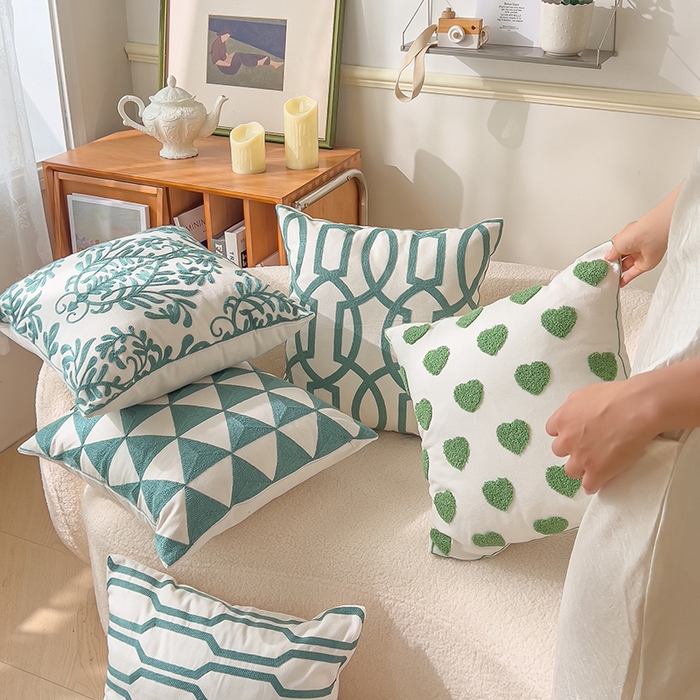 91家纺网 家纺一手货源 找家纺 诺可 2025新款全棉毛巾绣抱枕外贸跨境电商直播纯色几何系列-绿色 模特图