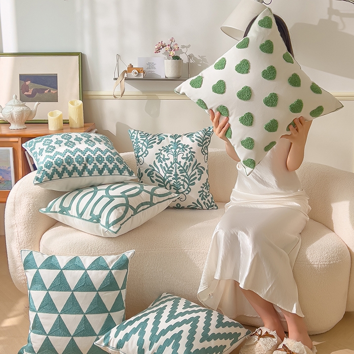 91家纺网 家纺一手货源 找家纺 诺可 2025新款全棉毛巾绣抱枕外贸跨境电商直播纯色几何系列-绿色 模特图