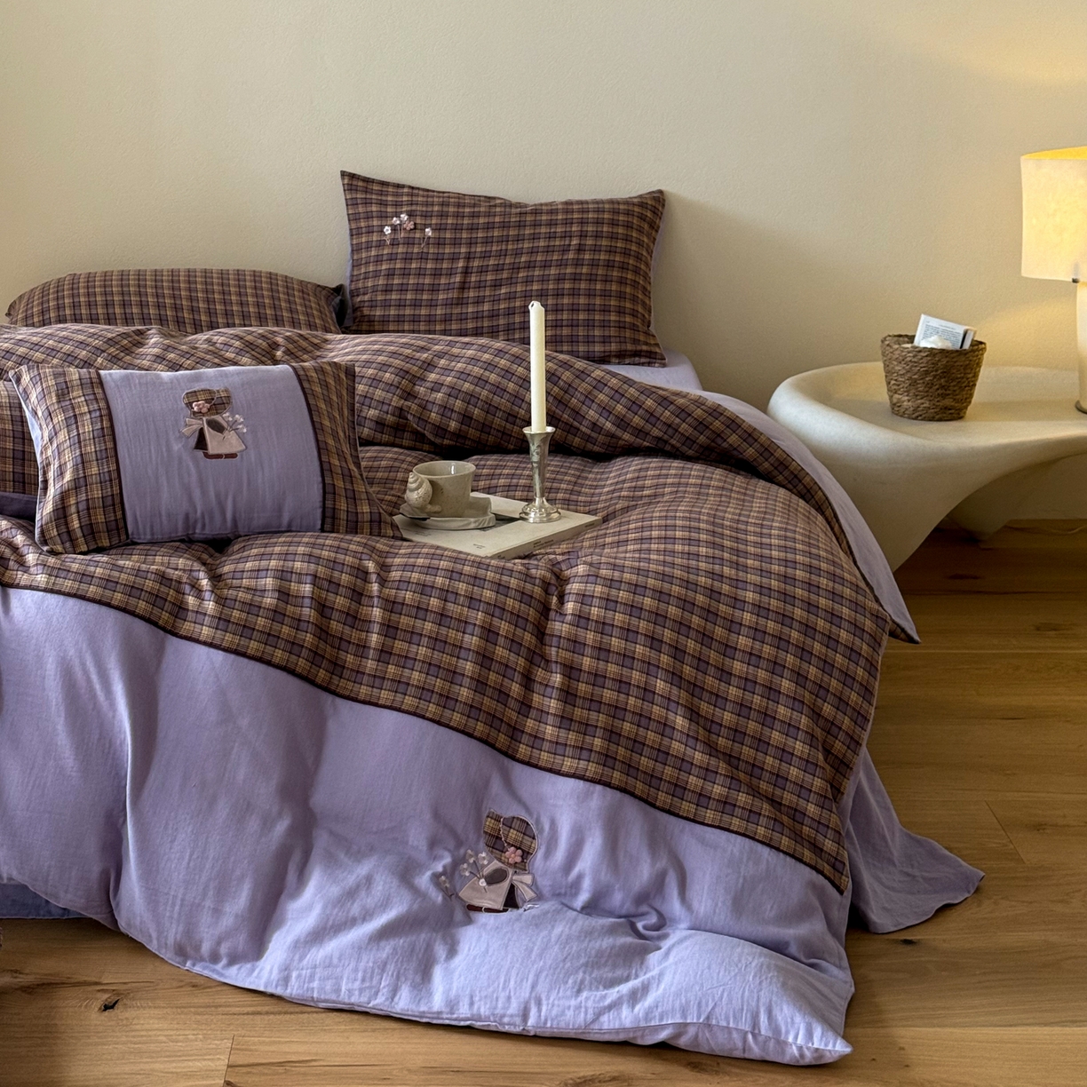 91家纺网 家纺一手货源 找家纺 FORTWO 2025新款色织双层纱格子绣花拼色四件套 那个女孩