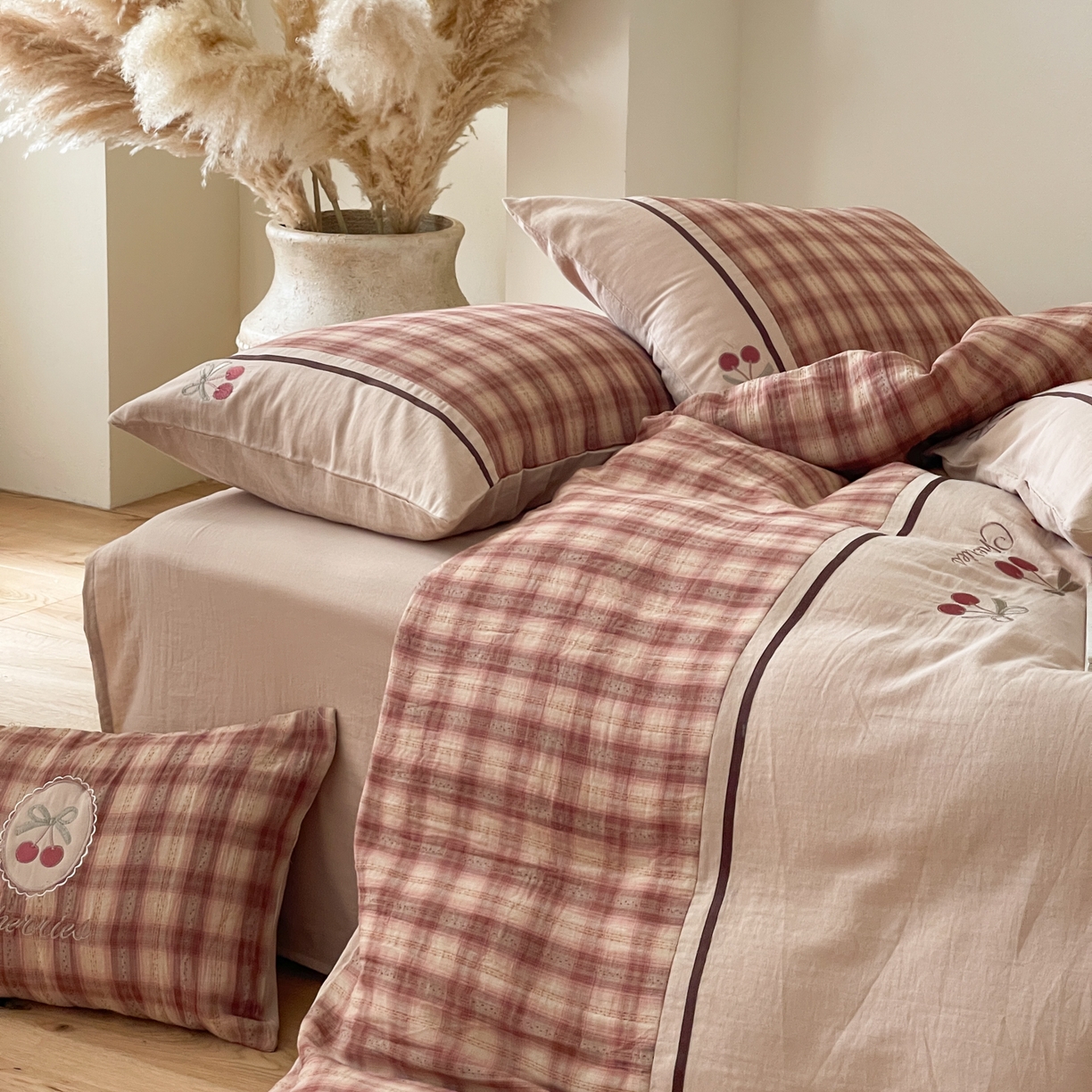 91家纺网 家纺一手货源 找家纺 （总）FORTWO 2025新款色织双层纱格子绣花拼色四件套