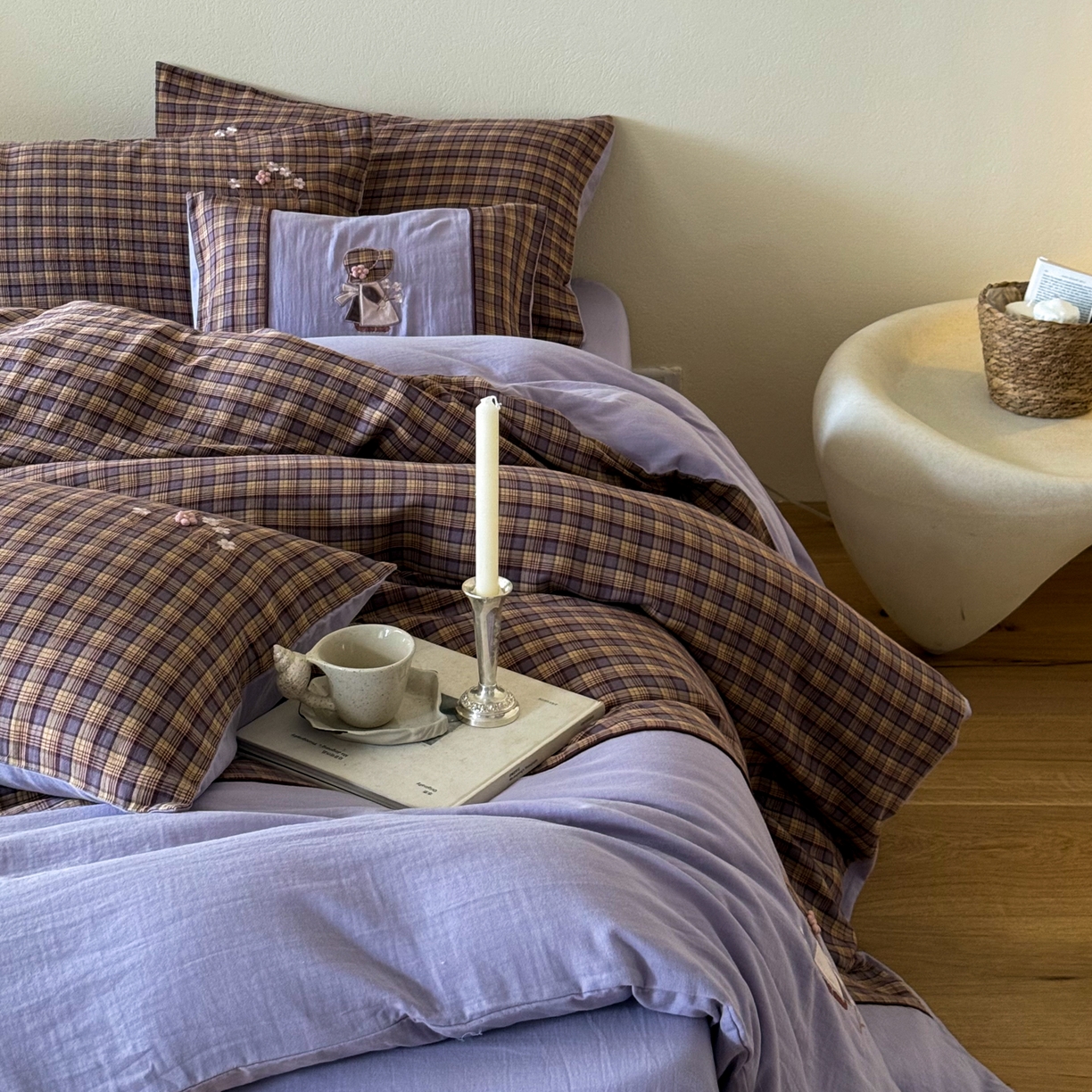 91家纺网 家纺一手货源 找家纺 FORTWO 2025新款色织双层纱格子绣花拼色四件套 那个女孩