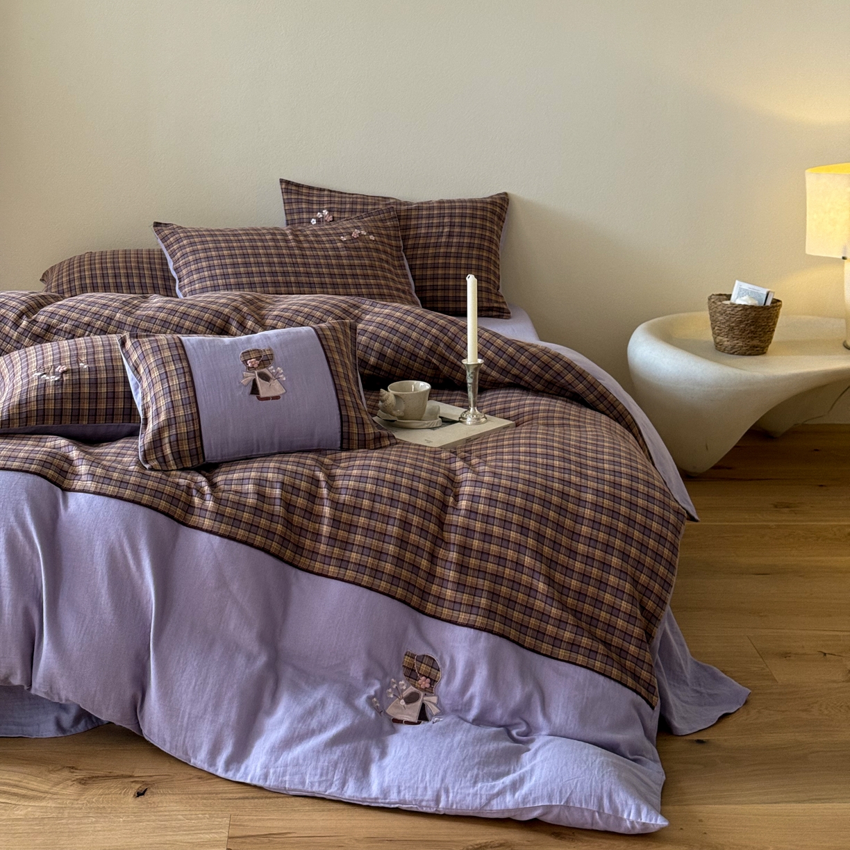 91家纺网 家纺一手货源 找家纺 FORTWO 2025新款色织双层纱格子绣花拼色四件套 那个女孩