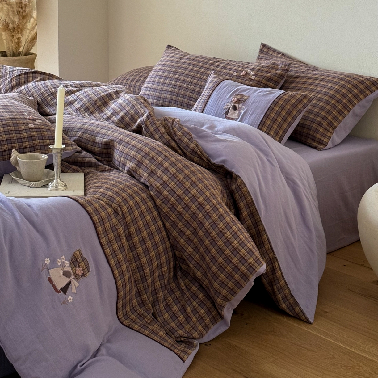 91家纺网 家纺一手货源 找家纺 FORTWO 2025新款色织双层纱格子绣花拼色四件套 那个女孩