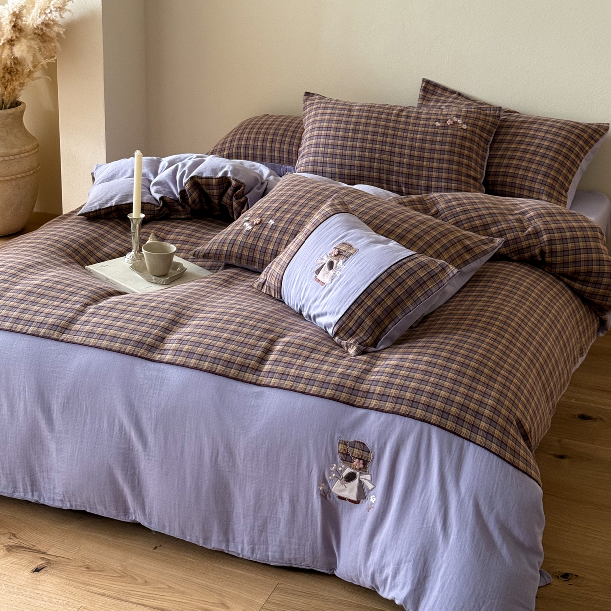 91家纺网 家纺一手货源 找家纺 FORTWO 2025新款色织双层纱格子绣花拼色四件套 那个女孩