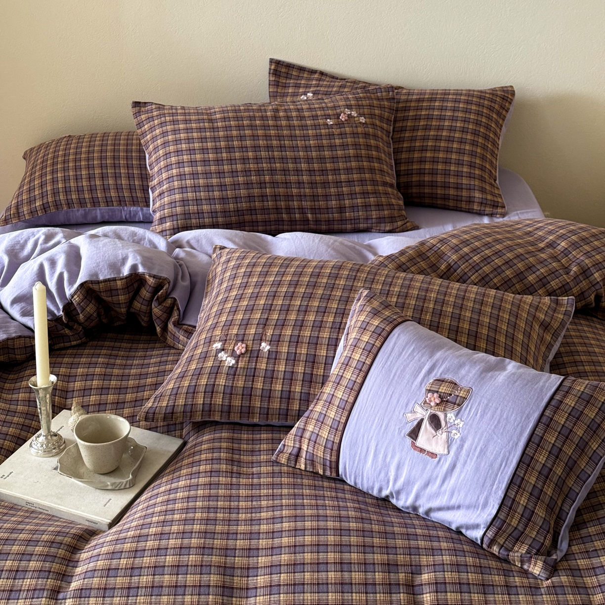 91家纺网 家纺一手货源 找家纺 FORTWO 2025新款色织双层纱格子绣花拼色四件套 那个女孩