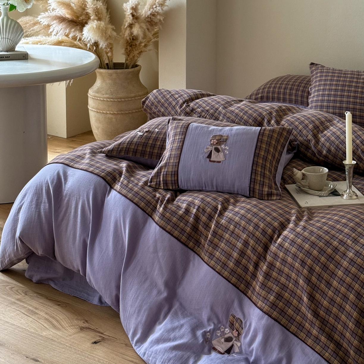 91家纺网 家纺一手货源 找家纺 FORTWO 2025新款色织双层纱格子绣花拼色四件套 那个女孩