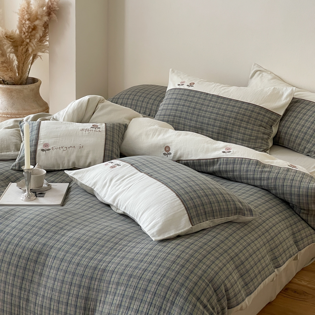 91家纺网 家纺一手货源 找家纺 FORTWO 2025新款色织双层纱格子绣花拼色四件套 偶遇