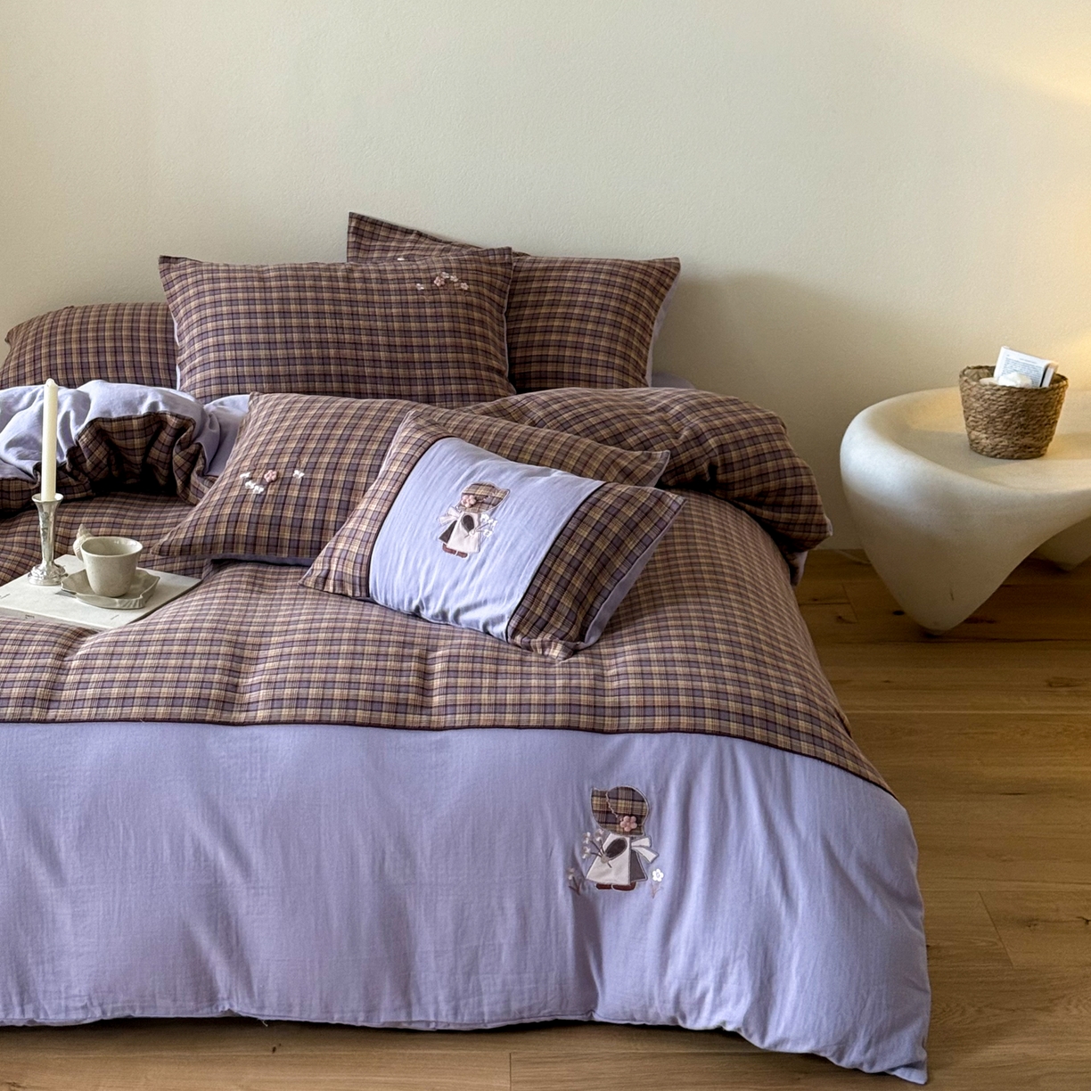 91家纺网 家纺一手货源 找家纺 FORTWO 2025新款色织双层纱格子绣花拼色四件套 那个女孩