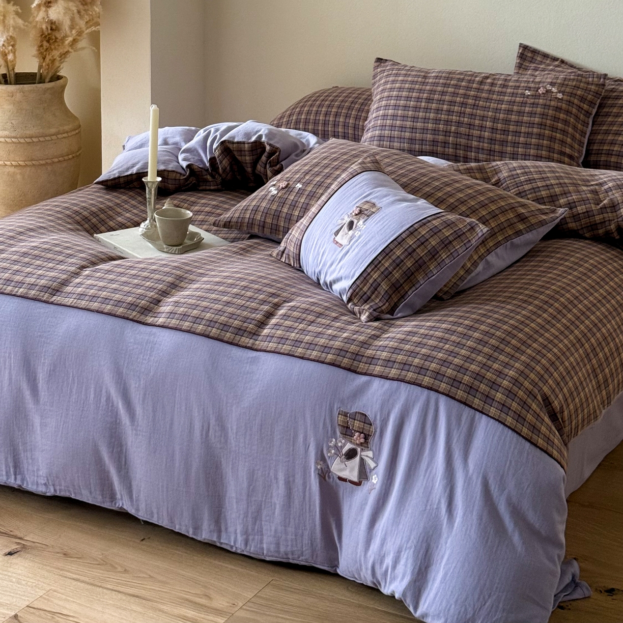 91家纺网 家纺一手货源 找家纺 FORTWO 2025新款色织双层纱格子绣花拼色四件套 那个女孩