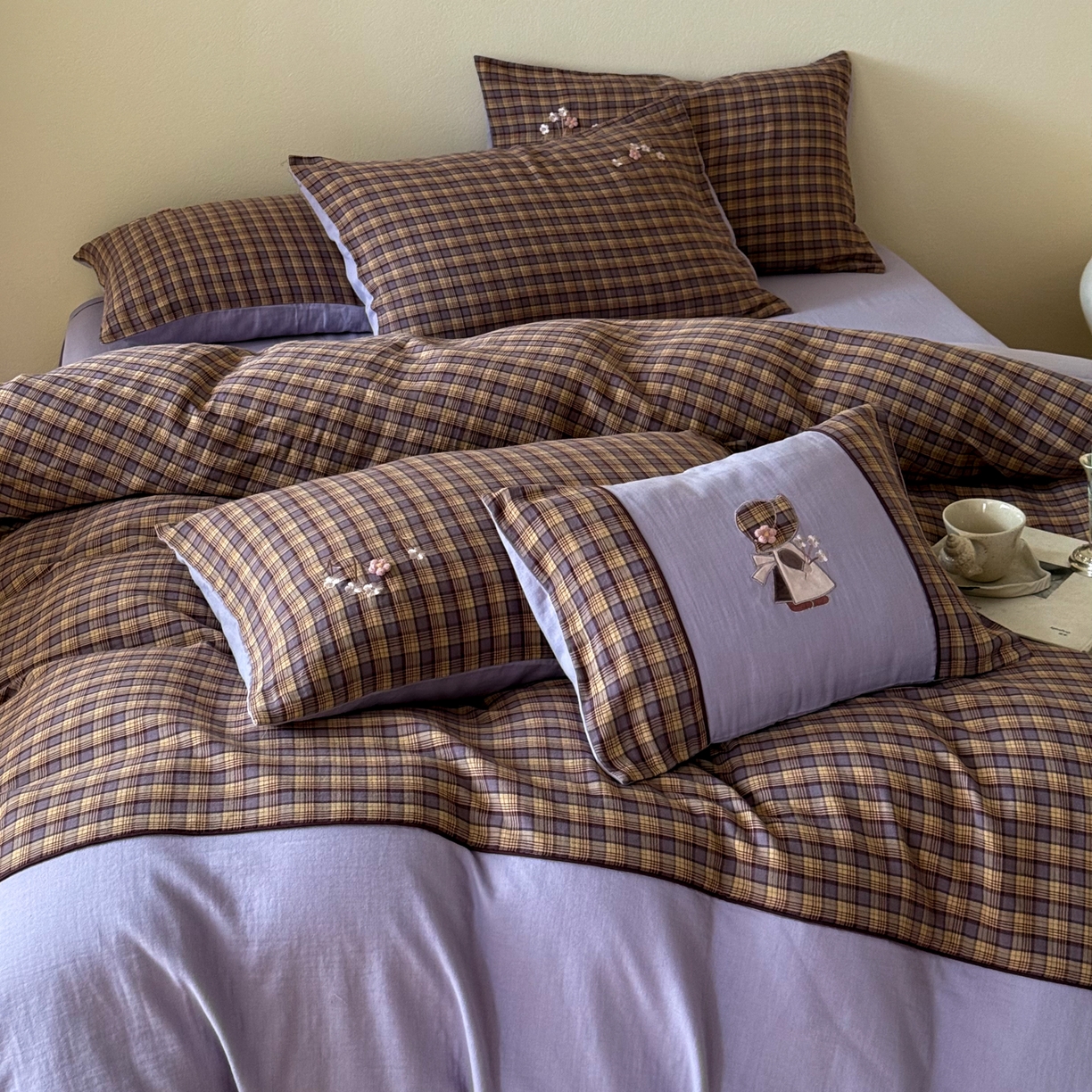 91家纺网 家纺一手货源 找家纺 FORTWO 2025新款色织双层纱格子绣花拼色四件套 那个女孩