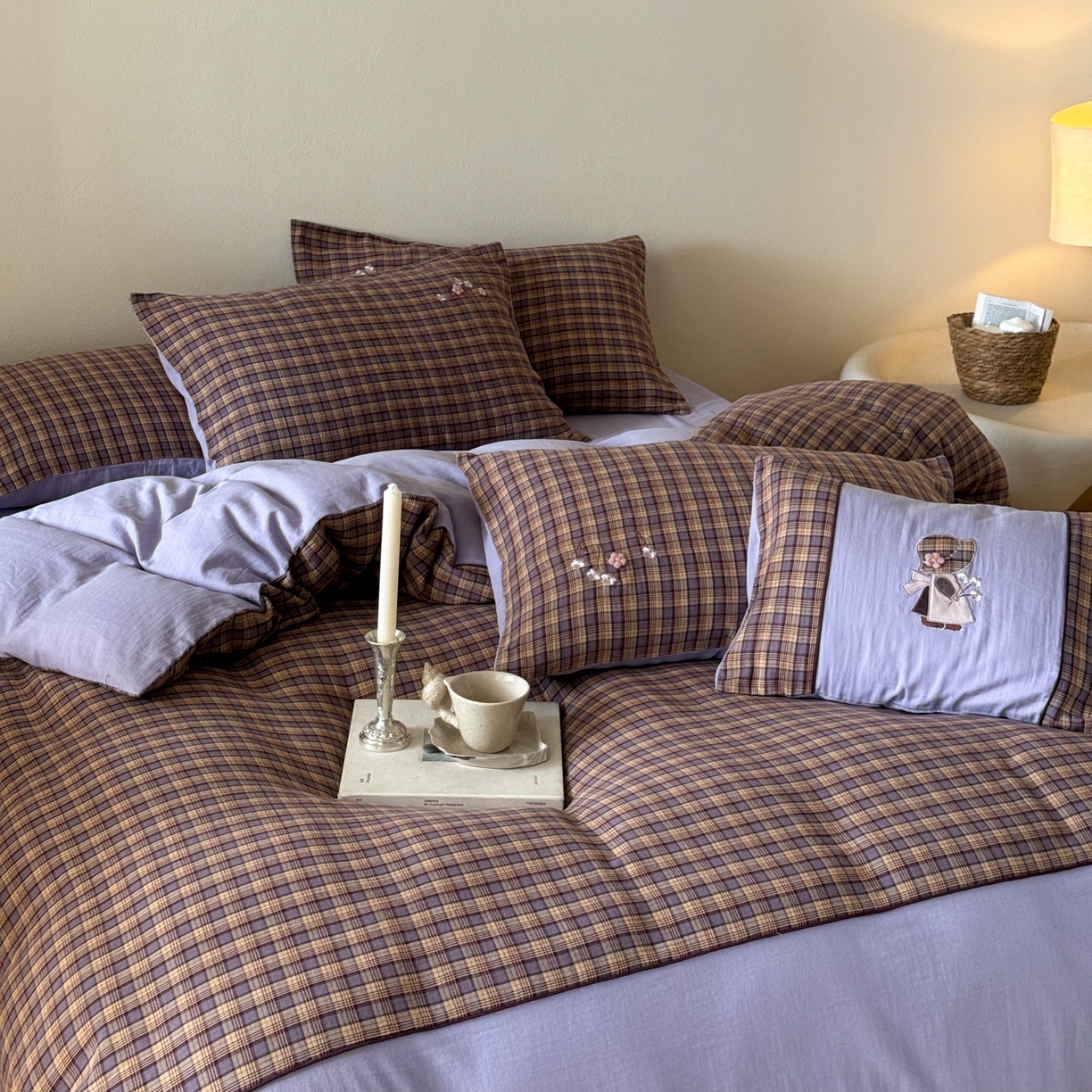 91家纺网 家纺一手货源 找家纺 FORTWO 2025新款色织双层纱格子绣花拼色四件套 那个女孩