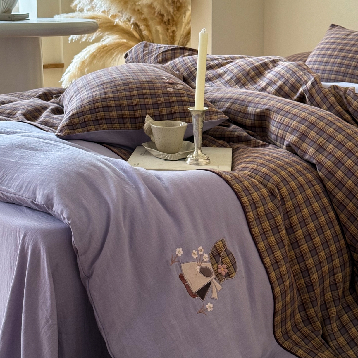 91家纺网 家纺一手货源 找家纺 FORTWO 2025新款色织双层纱格子绣花拼色四件套 那个女孩