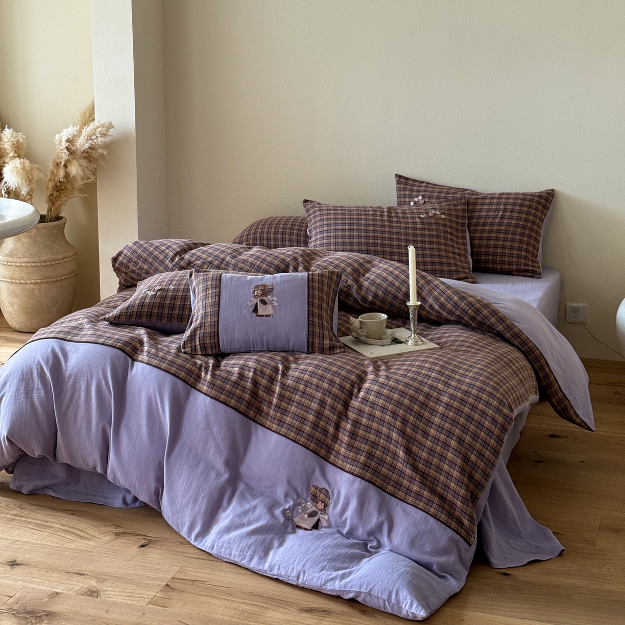 91家纺网 家纺一手货源 找家纺 FORTWO 2025新款色织双层纱格子绣花拼色四件套 那个女孩