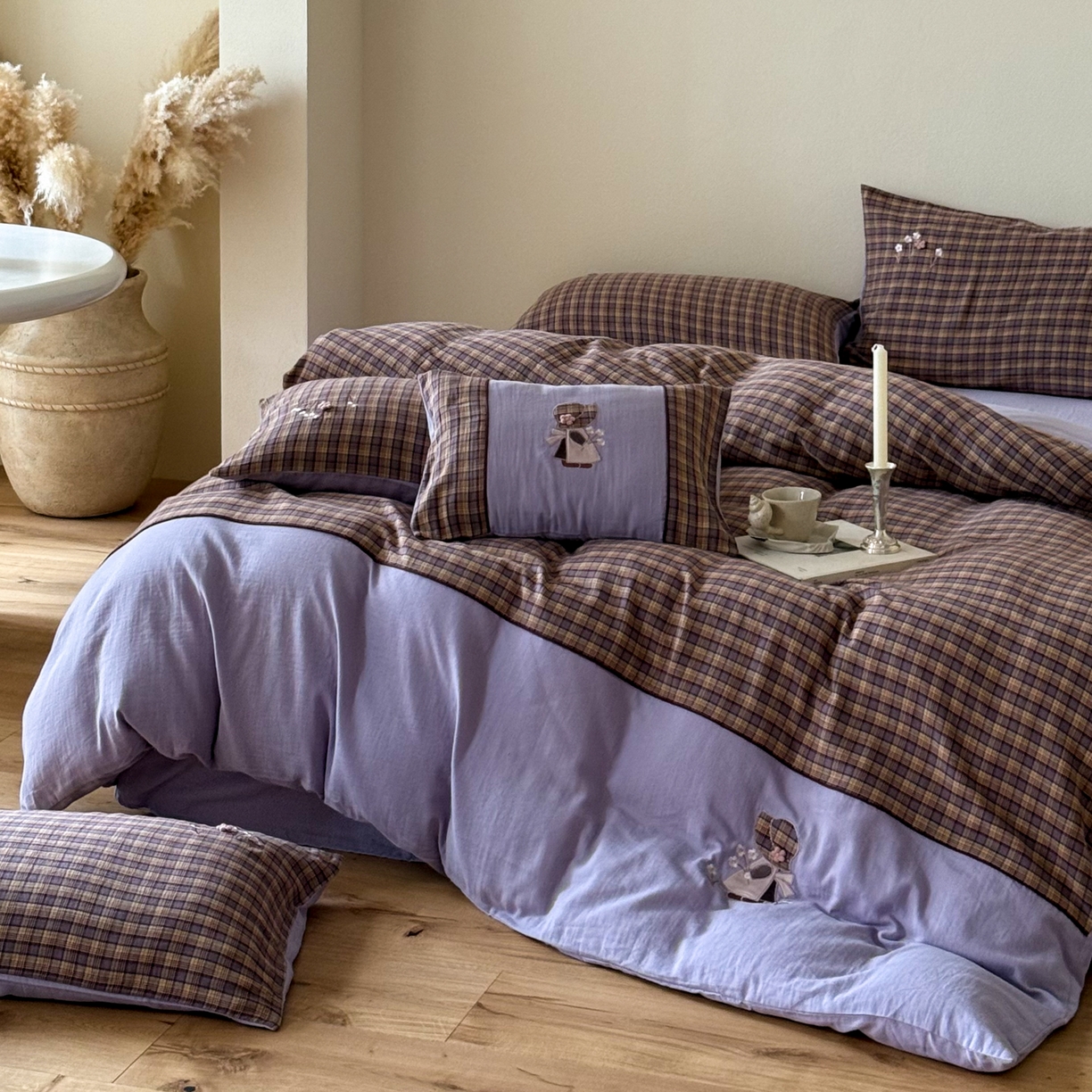 91家纺网 家纺一手货源 找家纺 FORTWO 2025新款色织双层纱格子绣花拼色四件套 那个女孩