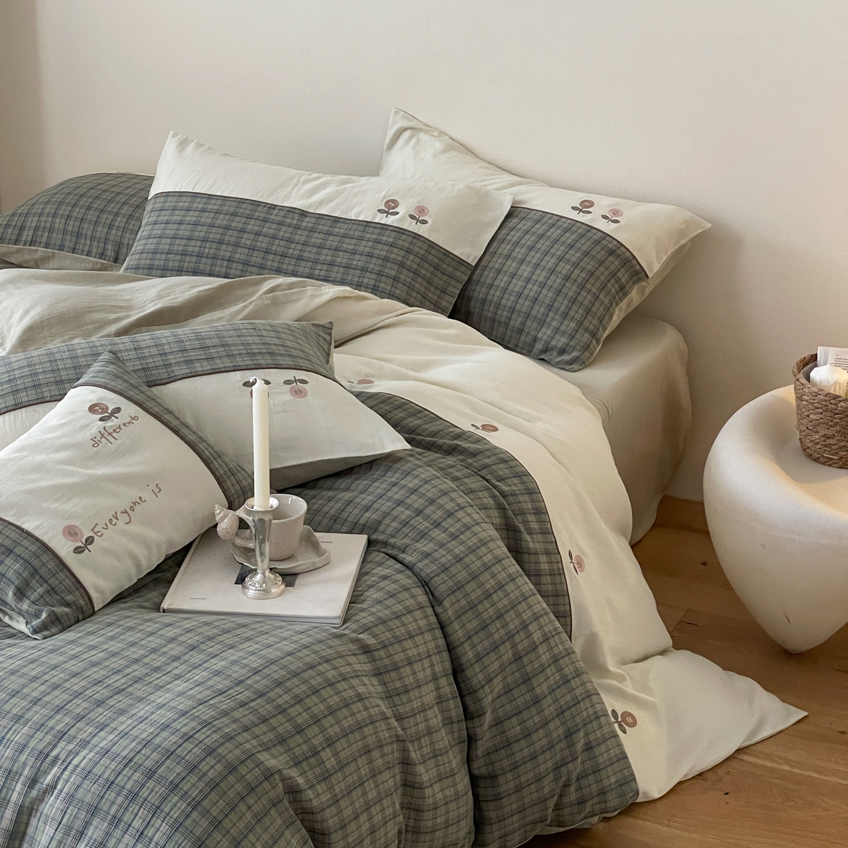 91家纺网 家纺一手货源 找家纺 FORTWO 2025新款色织双层纱格子绣花拼色四件套 偶遇