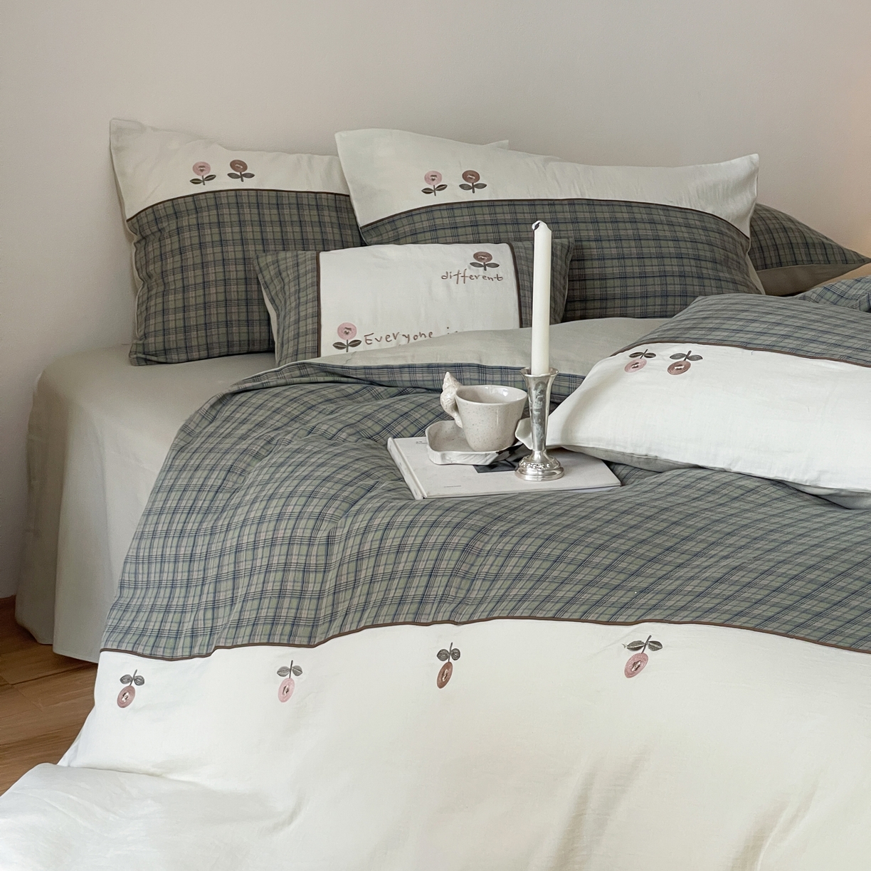 91家纺网 家纺一手货源 找家纺 FORTWO 2025新款色织双层纱格子绣花拼色四件套 偶遇