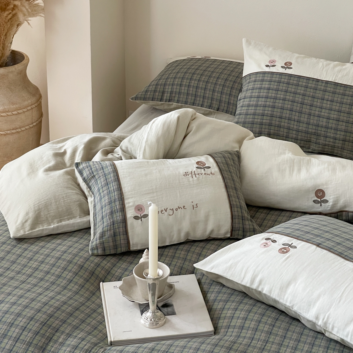 91家纺网 家纺一手货源 找家纺 FORTWO 2025新款色织双层纱格子绣花拼色四件套 偶遇