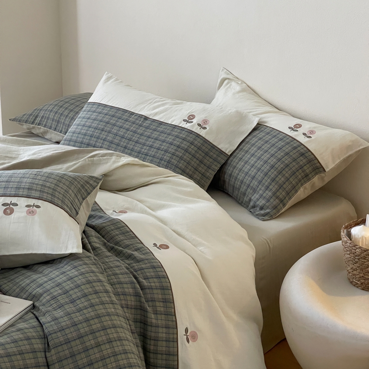 91家纺网 家纺一手货源 找家纺 FORTWO 2025新款色织双层纱格子绣花拼色四件套 偶遇