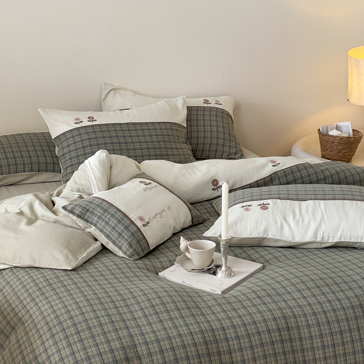 91家纺网 家纺一手货源 找家纺 FORTWO 2025新款色织双层纱格子绣花拼色四件套 偶遇