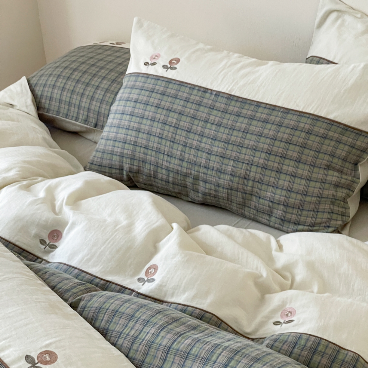 91家纺网 家纺一手货源 找家纺 FORTWO 2025新款色织双层纱格子绣花拼色四件套 偶遇