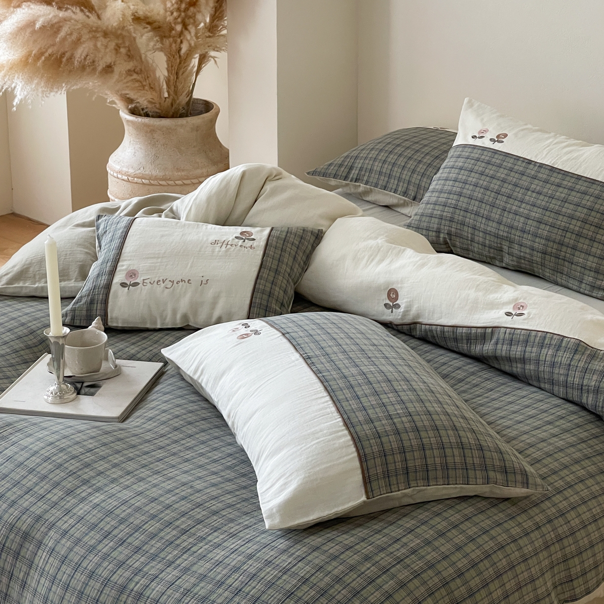 91家纺网 家纺一手货源 找家纺 FORTWO 2025新款色织双层纱格子绣花拼色四件套 偶遇