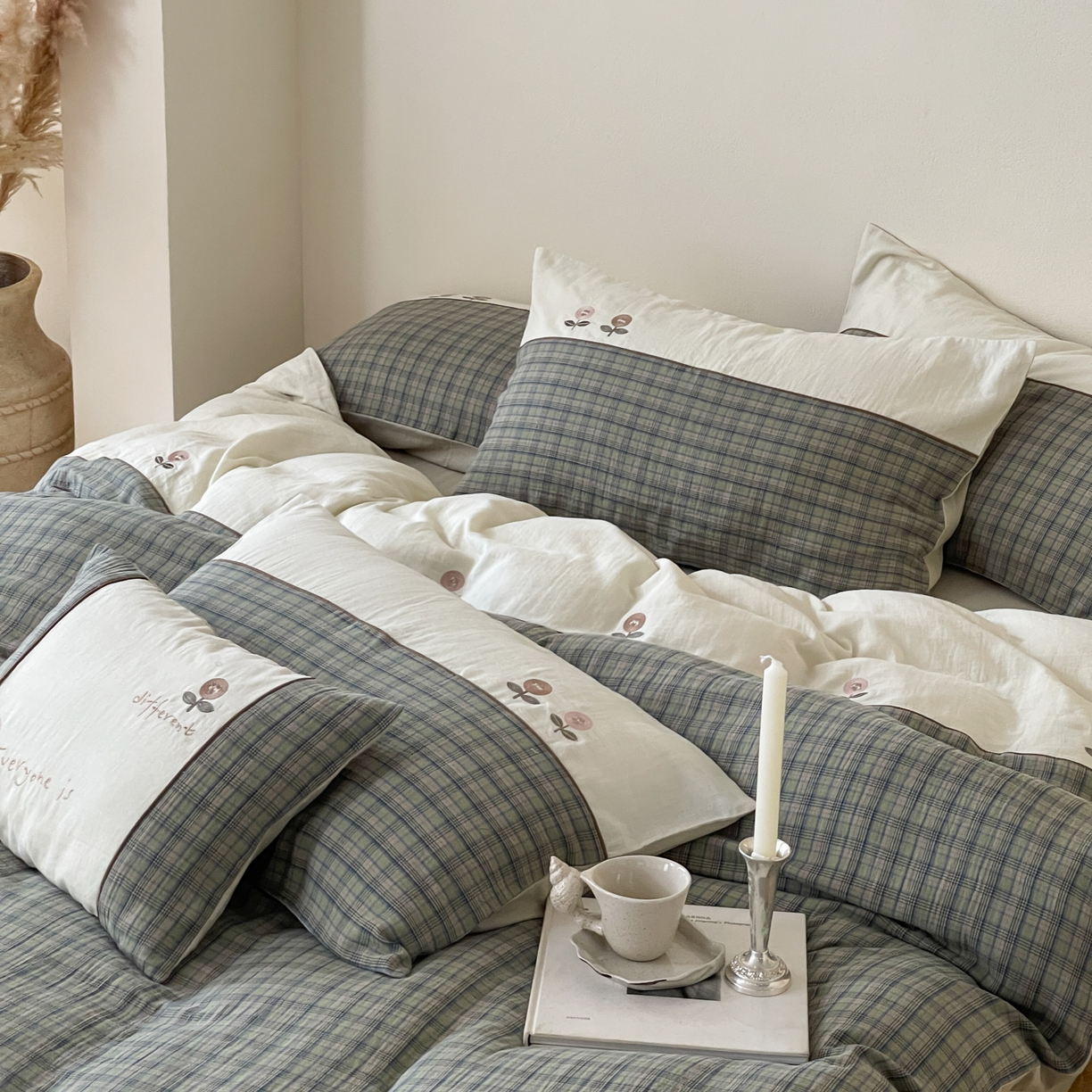 91家纺网 家纺一手货源 找家纺 FORTWO 2025新款色织双层纱格子绣花拼色四件套 偶遇