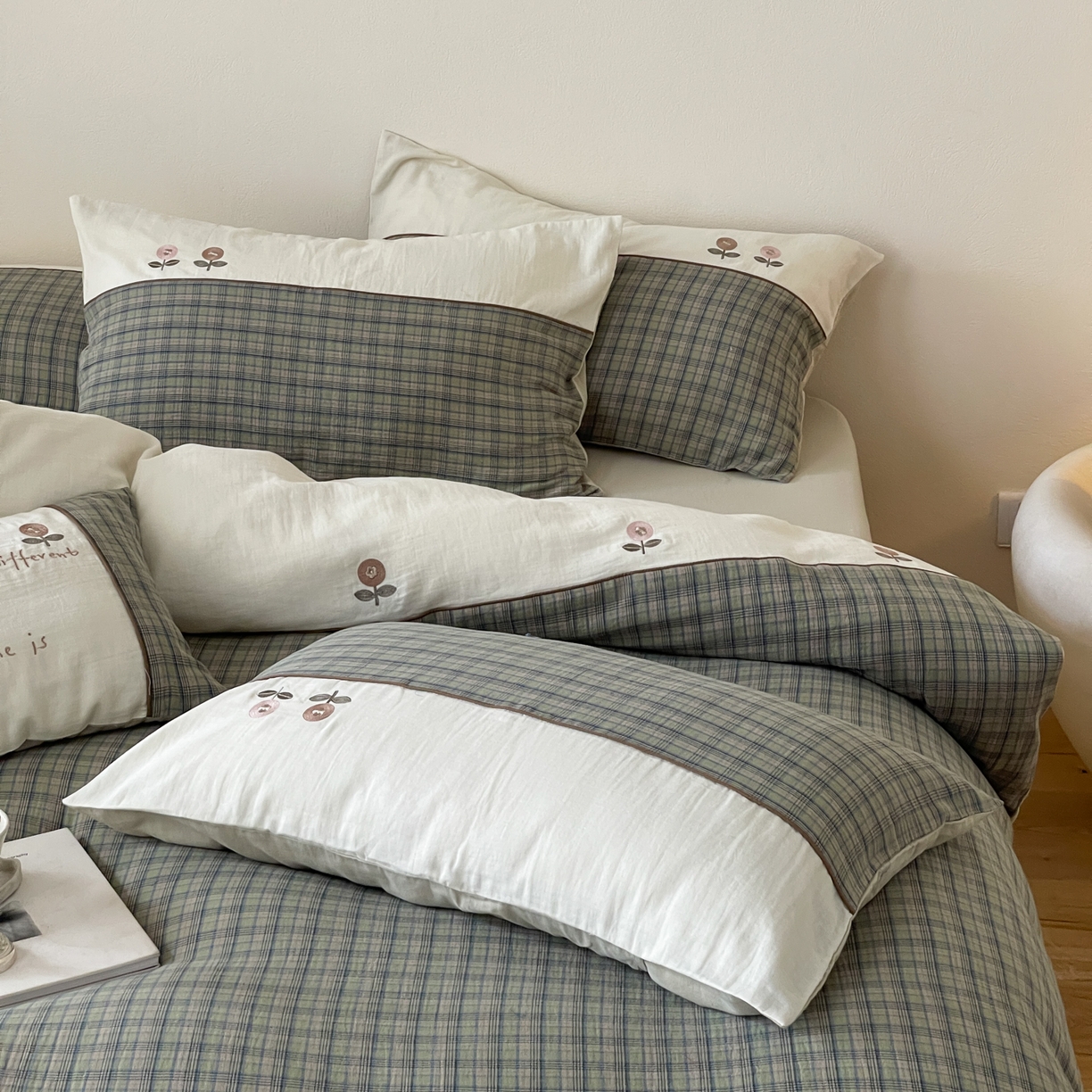 91家纺网 家纺一手货源 找家纺 FORTWO 2025新款色织双层纱格子绣花拼色四件套 偶遇