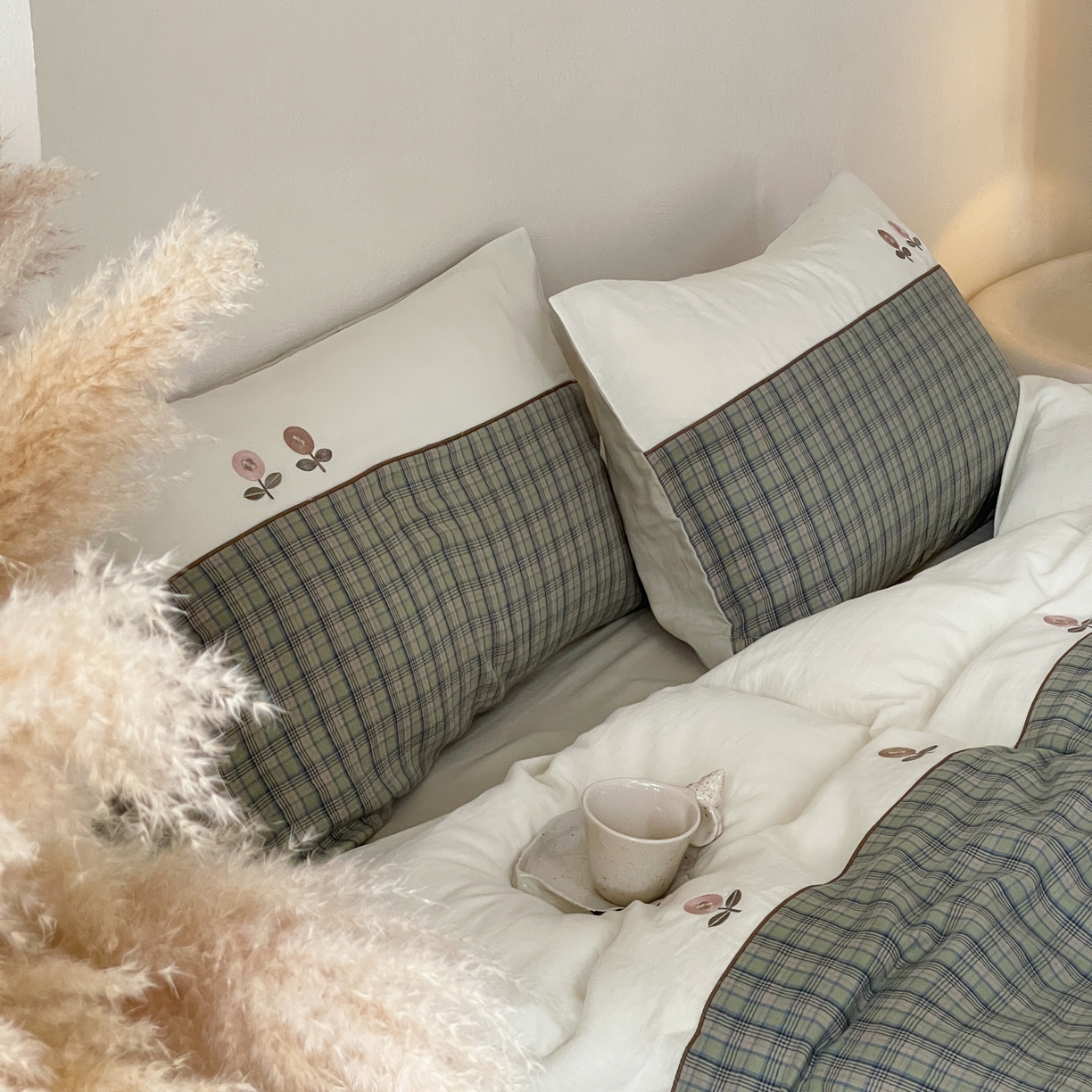 91家纺网 家纺一手货源 找家纺 FORTWO 2025新款色织双层纱格子绣花拼色四件套 偶遇