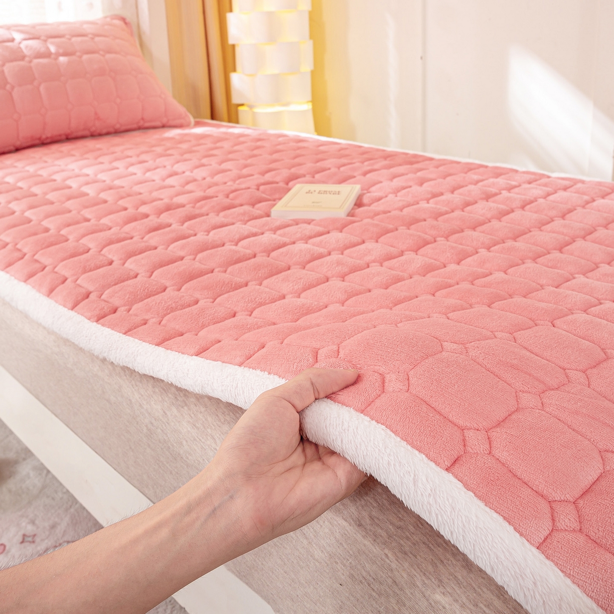 91家纺网 家纺一手货源 找家纺 眠势力 2025新款牛奶绒学生床宿舍床垫夹棉加厚床褥子秋冬季保暖床护垫 粉玉