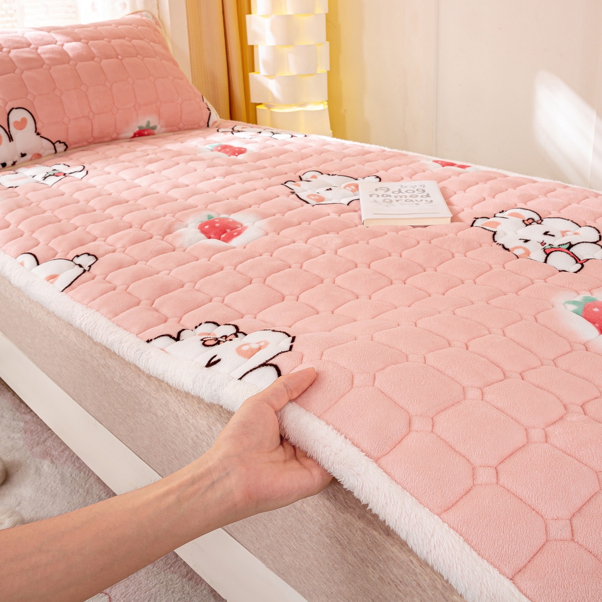 91家纺网 家纺一手货源 找家纺 眠势力 2025新款牛奶绒学生床宿舍床垫夹棉加厚床褥子秋冬季保暖床护垫 草莓兔