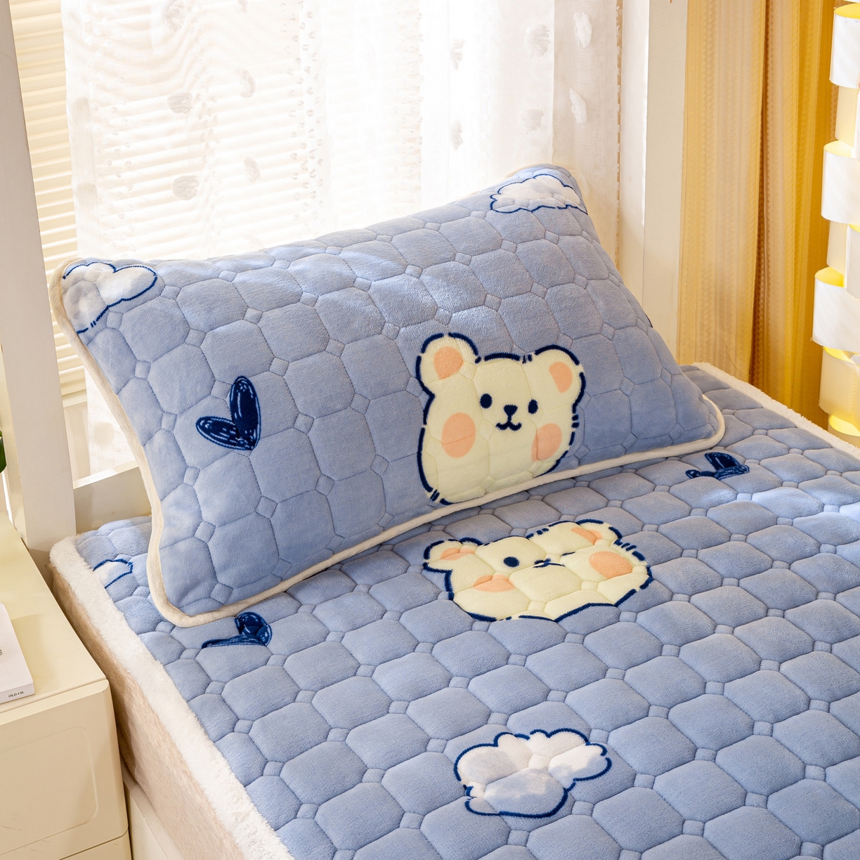 91家纺网 家纺一手货源 找家纺 眠势力 2025新款牛奶绒学生床宿舍床垫夹棉加厚床褥子秋冬季保暖床护垫 云朵小熊