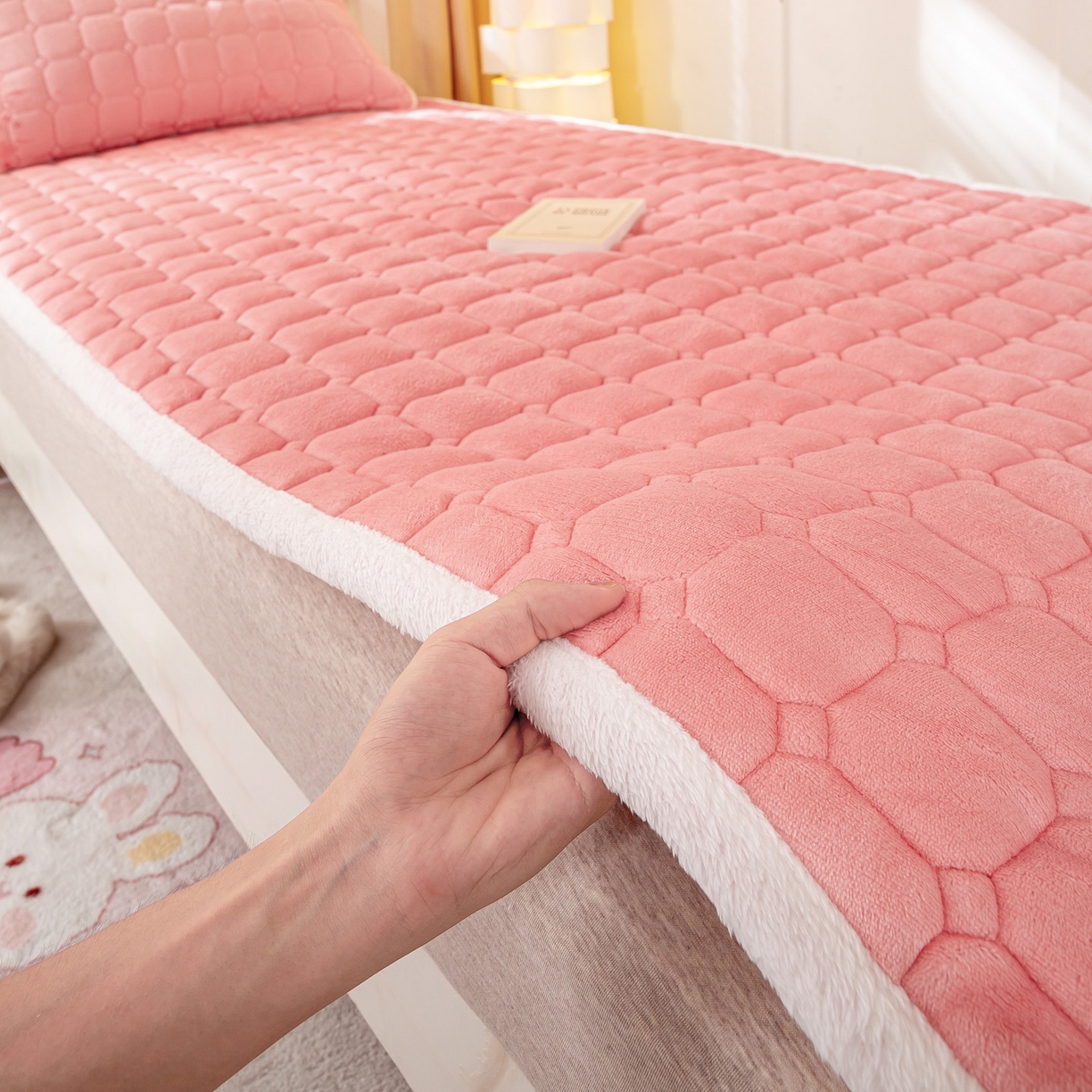 91家纺网 家纺一手货源 找家纺 眠势力 2025新款牛奶绒学生床宿舍床垫夹棉加厚床褥子秋冬季保暖床护垫 粉玉