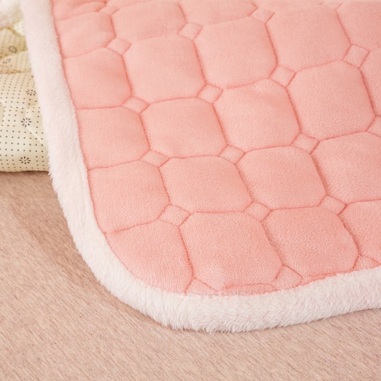 91家纺网 家纺一手货源 找家纺 眠势力 2025新款牛奶绒学生床宿舍床垫夹棉加厚床褥子秋冬季保暖床护垫 草莓兔