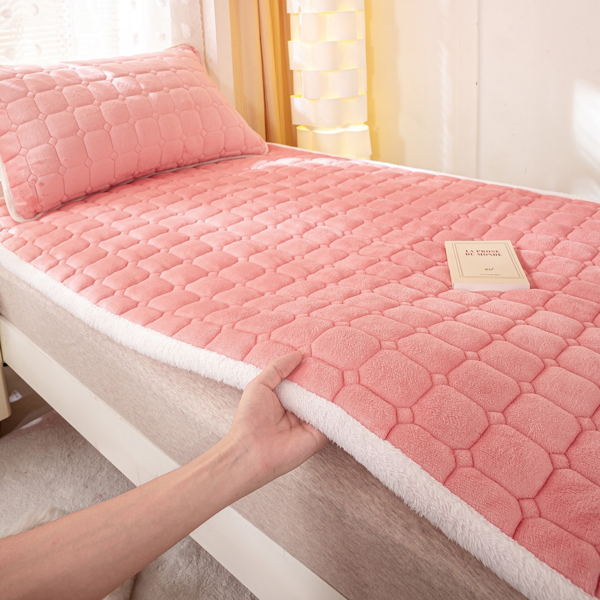 91家纺网 家纺一手货源 找家纺 眠势力 2025新款牛奶绒学生床宿舍床垫夹棉加厚床褥子秋冬季保暖床护垫 粉玉