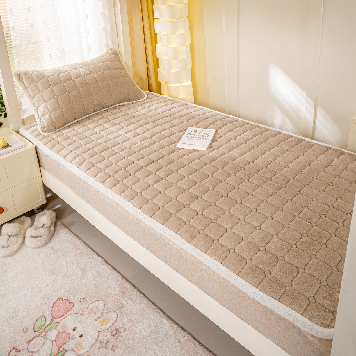 91家纺网 家纺一手货源 找家纺 眠势力 2025新款牛奶绒学生床宿舍床垫夹棉加厚床褥子秋冬季保暖床护垫 卡其
