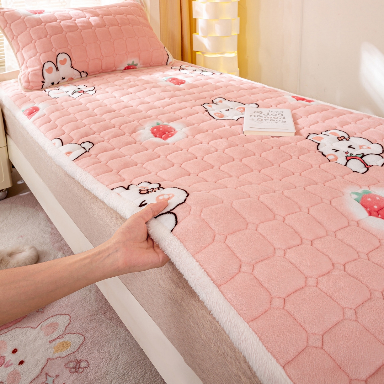 91家纺网 家纺一手货源 找家纺 眠势力 2025新款牛奶绒学生床宿舍床垫夹棉加厚床褥子秋冬季保暖床护垫 草莓兔