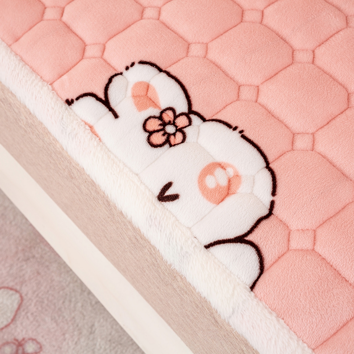 91家纺网 家纺一手货源 找家纺 眠势力 2025新款牛奶绒学生床宿舍床垫夹棉加厚床褥子秋冬季保暖床护垫 草莓兔